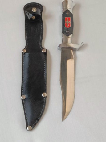 Cuchillo con hoja fija de acero pulido con punta recortada.

Típico de supervivencia.

Años 60-70

Empuñadura 02