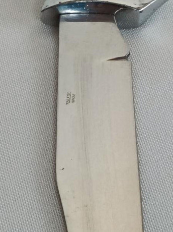 Antiguo cuchillo tipo Bowie o de caza, de acero inoxidable, producido sobre los años 70 en Toledo.

La 01
