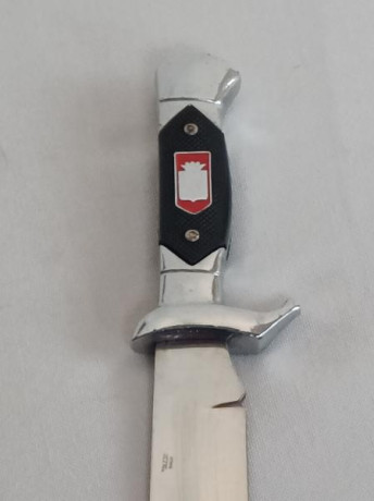 Antiguo cuchillo tipo Bowie o de caza, de acero inoxidable, producido sobre los años 70 en Toledo.

La 00