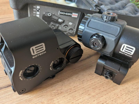 Se vende conjunto de mira holográfica EOTech 558 con su lupa G33.(Copia).

Apenas usado , se ha probado 02