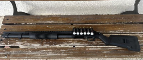 Escopeta corredera Mossberg 590. Calibre 12/70-76.
Cañón cilíndrico 20" (51 cm.)
Culata Magpul SGA 01