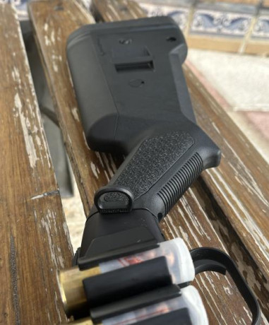 Escopeta corredera Mossberg 590. Calibre 12/70-76.
Cañón cilíndrico 20" (51 cm.)
Culata Magpul SGA 12