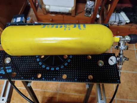 Vendo  botella aire 450 bar, 10l. y estación de carga, todo en buen estado.
Ultima revisión 2018
Precio: 02