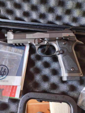 Pues eso, vendo una Beretta 92X PERFORMANCE DARK de Toni Sistem, 9mm, guiada en F. Tres cargadores y maletín 12