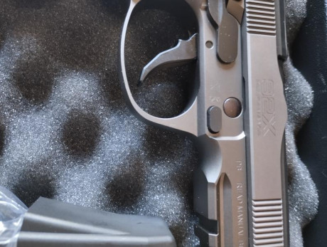 Pues eso, vendo una Beretta 92X PERFORMANCE DARK de Toni Sistem, 9mm, guiada en F. Tres cargadores y maletín 20