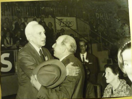  EN RECUERDO Y HOMENAJE A LOS QUE YA NO ESTÁN. 

Si pones en  GOOGLE    PASAPORTES EN LA MEMORIA   da 82