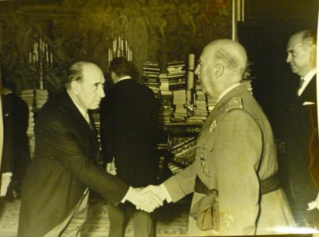  EN RECUERDO Y HOMENAJE A LOS QUE YA NO ESTÁN. 

Si pones en  GOOGLE    PASAPORTES EN LA MEMORIA   da 80