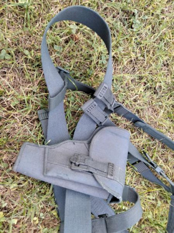 Hola a todos, pongo a la venta una funda con trinchas y cinturon de una Star BM de la Guardia Civil 

El 01