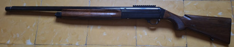 Escopeta semiautomática Benelli 121 SL cal. 12 / 70.
Cañón de 60 centimetros, con polichoques exteriores, 01