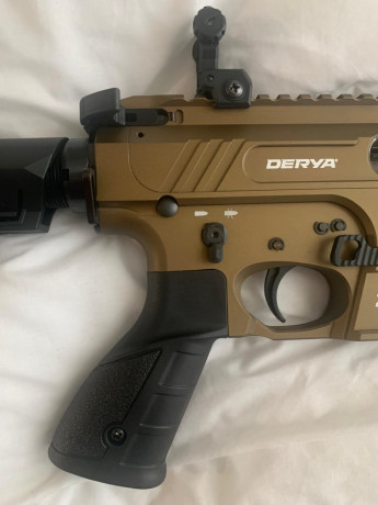  Carabina Semiautomática DERYA ZY9 B16: Calibre 9X19.  
Largo de cañón 41 cm; alza y punto de mira abatibles. 01