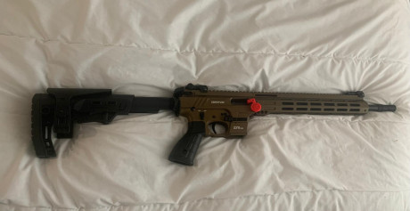  Carabina Semiautomática DERYA ZY9 B16: Calibre 9X19.  
Largo de cañón 41 cm; alza y punto de mira abatibles. 00