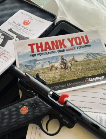 La Ruger Mark IV es una popular pistola semiautomática de percusión anular calibre .22 LR. Es una opción 02