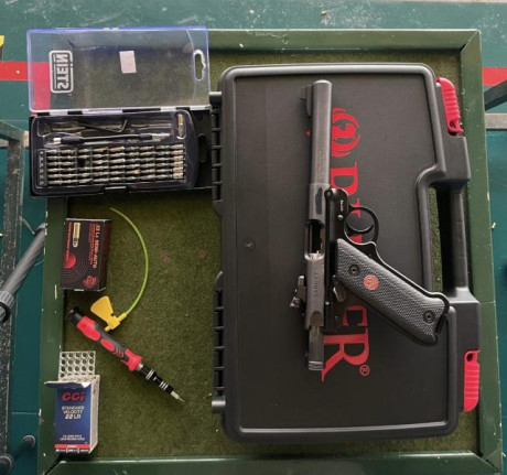 La Ruger Mark IV es una popular pistola semiautomática de percusión anular calibre .22 LR. Es una opción 01