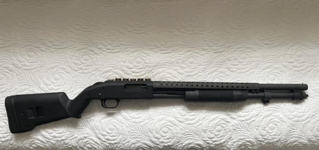 Escopeta corredera Mossberg 590. Calibre 12/70-76.
Cañón cilíndrico 20" (51 cm.)
Culata Magpul SGA 00