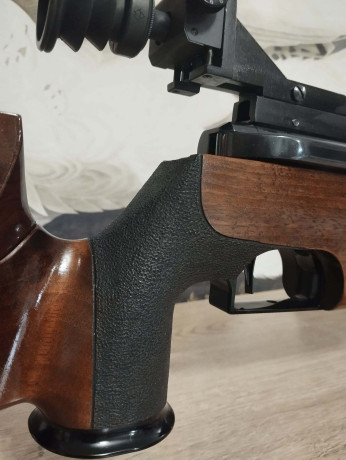 Buenas noches,  
Feinwerkbau 300 S  Universal zurda , la carabina se encuentra en muy buen estado con 110