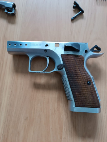 Buenas, vendo Tanfoglio Limited, dos carros, 9mm con 2 cargadores originales mas tapas +2, carro del .22lr 00