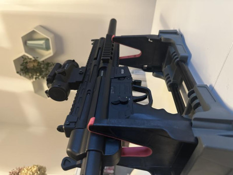 Tengo una carabina calibre 22 nueva comprada este año sin usar, con cargador de 25 balas.
Viene con punto 10