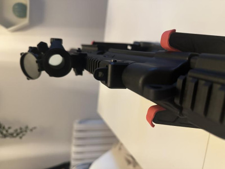 Tengo una carabina calibre 22 nueva comprada este año sin usar, con cargador de 25 balas.
Viene con punto 31