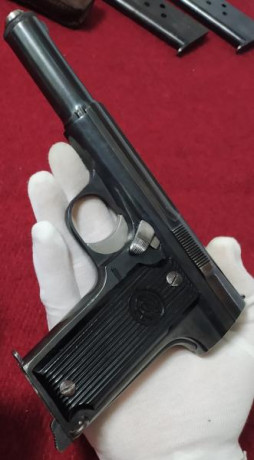 En venta las siguientes pistolas en excelente estado:

"Astra 400" República Española guiada 00