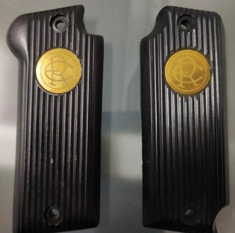 En venta las siguientes pistolas en excelente estado:

"Astra 400" República Española guiada 40