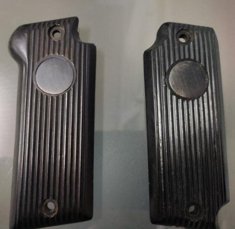 En venta las siguientes pistolas en excelente estado:

"Astra 400" República Española guiada 50