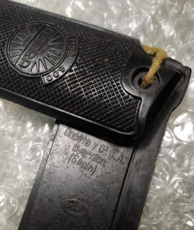 En venta las siguientes pistolas en excelente estado:

"Astra 400" República Española guiada 60