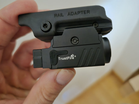 Vendo linterna para pistola de 800 lúmenes, marca Tustfire modelo GM23, carga por USB, incluye adaptador 02