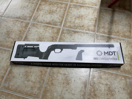 Se vende carabina CZ 457 Varmint equipada con chasis MDT XRS negro, lleva freno de boca y muelles de gatillo 30