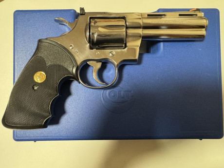 Vendo revolver Colt Phyton inox calibre .357 Magnum.
Dos cachas, una Pachmayr y otra de madera.
Guiada 02