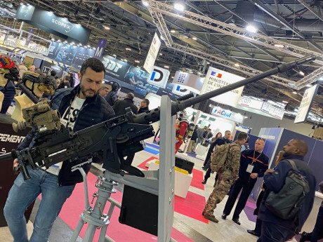 Hola, aqui en Paris se celebro el "Milipol" , salon especializado sobre armamento y proteccion.
Yo 61