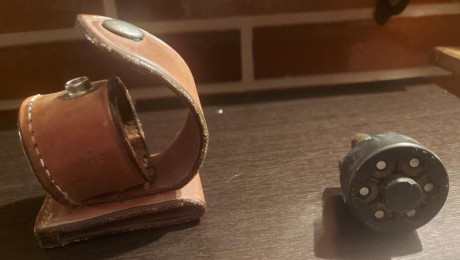 Cargador rápido (speed loader) para revólver de 6 disparos y funda de cuero. 
Los cartuchos están desactivados 01