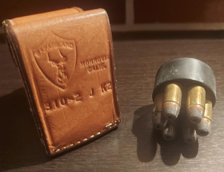 Cargador rápido (speed loader) para revólver de 6 disparos y funda de cuero. 
Los cartuchos están desactivados 00