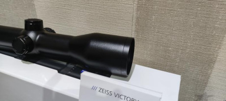 Visor zeiss v8 ,tubo de 36,retícula iluminada y corrector de paralaje,es de carril.
Completamente nuevo,uno 12