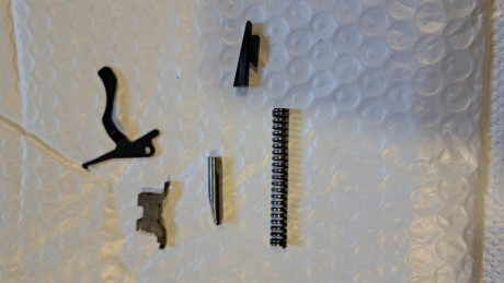 Vendo estas piezas que creo que aon para una Baikal que.tuve
Ek precio son 10 euros mas gastos de envio 00