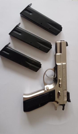 Hola a todos y feliz Navidad en esta Noche Buena.
Pues lo dicho.
Se vende pistola CZ 75 está con acabado 01