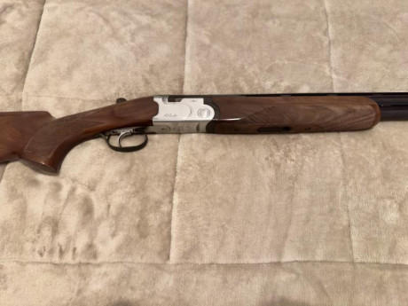 Buenas, vendo escopeta Beretta 682 trap, cañón de 76cm, 2 y 1 estrellas fijas. La escopeta se encuentra 00