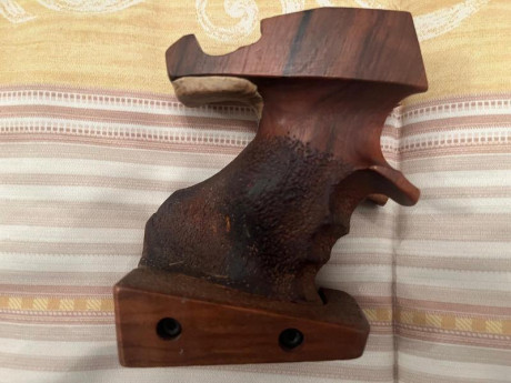 Una amiga del tiro, vende su pistola Morini CM22. La pistola se vende con estuche original, dos cargadores. 22