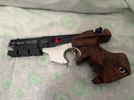 Una amiga del tiro, vende su pistola Morini CM22. La pistola se vende con estuche original, dos cargadores. 30