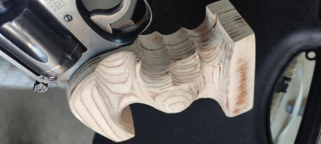 Hola a todos, tengo el revolver smith and wesson 67 / 5"  38 spl. Lo tengo con la cacha de goma que 22