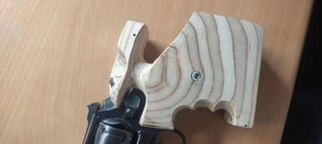 Hola a todos, tengo el revolver smith and wesson 67 / 5"  38 spl. Lo tengo con la cacha de goma que 21