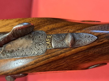 Se vende escopeta  gama alta,, 1900€
Estado de maderas y metales impoluta,,apertura automatica,, choques 31