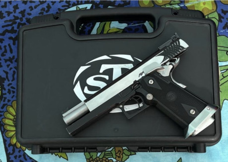 Magnífica pistola STI APEIRO cal 40SW con los siguientes extras:
* 5 cargadores STI cal 40SW  con tapa 01