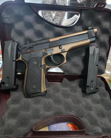 Pongo ala venta una Beretta 92 fs edición limitada modelo bronze guiada en F  Nueva la compré este mes 20