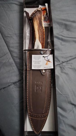 Vendo cuchillo joker berraco totalmente nuevo , aún conserva la etiqueta , la funda tiene una pequeña 02