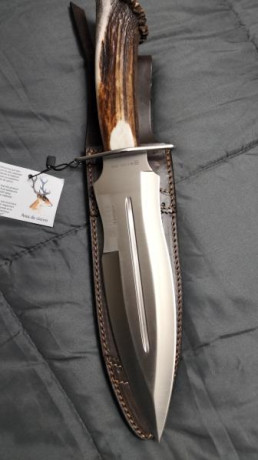 Vendo cuchillo joker berraco totalmente nuevo , aún conserva la etiqueta , la funda tiene una pequeña 01