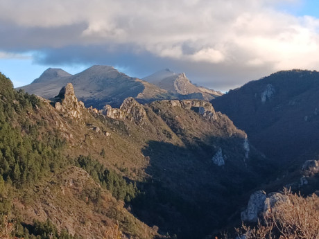 Ya sabéis que me gusta escribir las cacerías, aquí tenéis mi ultima aventura por si os apetece leerla.


 120