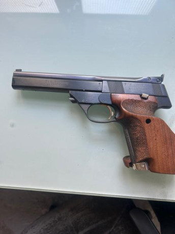 Un compañero del club vende pistola Semiautomática, marca High Standard, modelo The Victor, calibre 22LR, 00