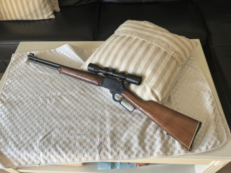 Para hacer frente a otro capricho, sacó este palanquero Marlin del 44 magnum. Está perfecto. Tira genial. 02