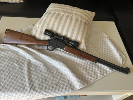 Para hacer frente a otro capricho, sacó este palanquero Marlin del 44 magnum. Está perfecto. Tira genial. 01