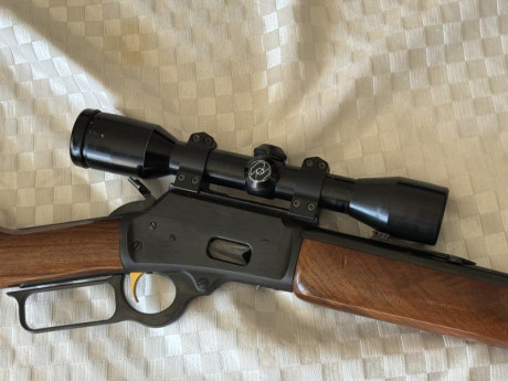 Para hacer frente a otro capricho, sacó este palanquero Marlin del 44 magnum. Está perfecto. Tira genial. 00